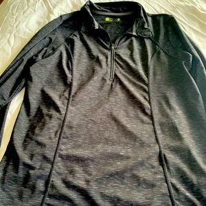 1/4 zip xersion top. Gently used. XL 🖤